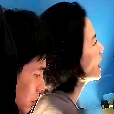 三十年不签合同、不立字据，甚至连女儿的约都交给同一个人。

在娱乐圈，陈家瑛三十年只带王菲一个。当年王菲说退圈就退圈，陈家瑛一声不吭陪着等，等到复出又能无缝对接。后来窦靖童出道，依然是这个70多岁的老太太一手操办，母亲节窦靖童晒照直接喊她们“妈们”。

如今王菲57岁了，照样不露面不营业，老太太依然
