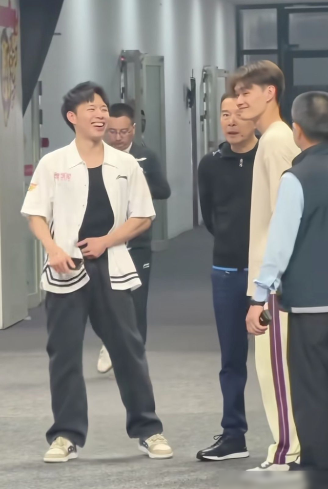 吴迪79年生人，01年嫁进陈家，陈浩峰96年落地，这账谁算谁愣一下。
但宏远真正的狠角色，从来不是血缘，是手腕。
02年她拍板把易建联弄来，12年砸天价把人拽回来，17年直接把朱芳雨按在总经理椅子上。
球员住五星级，伤情她盯，合同她谈，球队里没人喊她老板娘，喊迪姐。
陈浩峰哈佛回来接了盘，妈