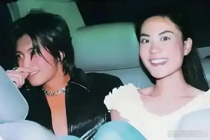 谢霆锋之所以放不下王菲，原因其实很简单。除了王菲外形出众、性格温和之外，更重要的是，她早已成为谢霆锋心中的“白月光”，也是他年少时第一眼就认定的人。
 
舆论最热闹那几天，谢霆锋在厨房切菜时走神，刀尖在指腹上划了道细口。他捏着手指，没作声，只是把水开大了些，冲掉血迹。
 
王菲从客厅走过来，倚在门框