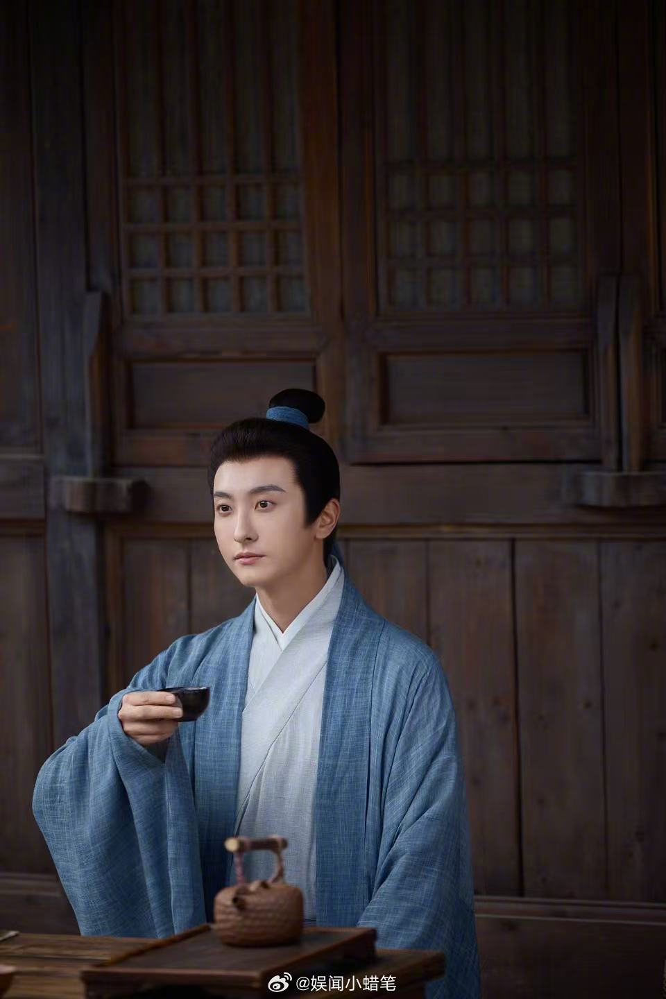 #牛骏峰兰香如故破三万福利# 宝藏演员牛骏峰！京剧科班出身，会弹吉他也擅长唱歌，接到角色就提前学习钢琴围棋打磨人物。为庆祝兰香如故破三万带来《叫小番》，开口便能感受到扎实功底 #兰香如故# ​