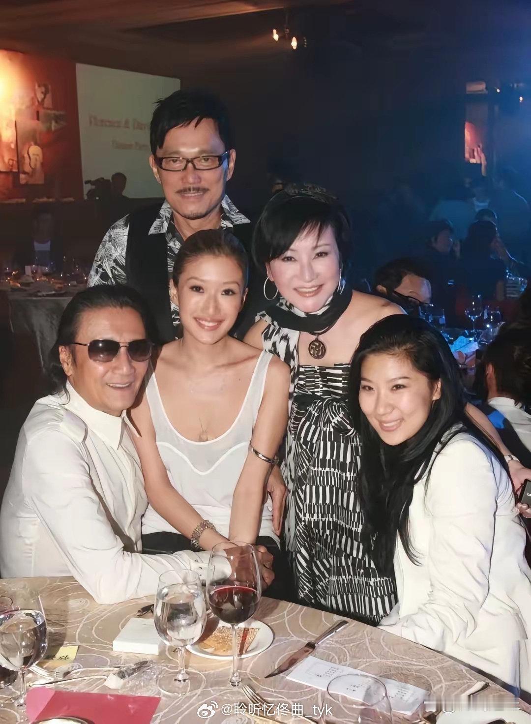 拍摄于2011年，谢贤与前女友CoCo、女儿谢婷婷、前妻狄波拉以及狄波拉老公江耀城合影 ​
