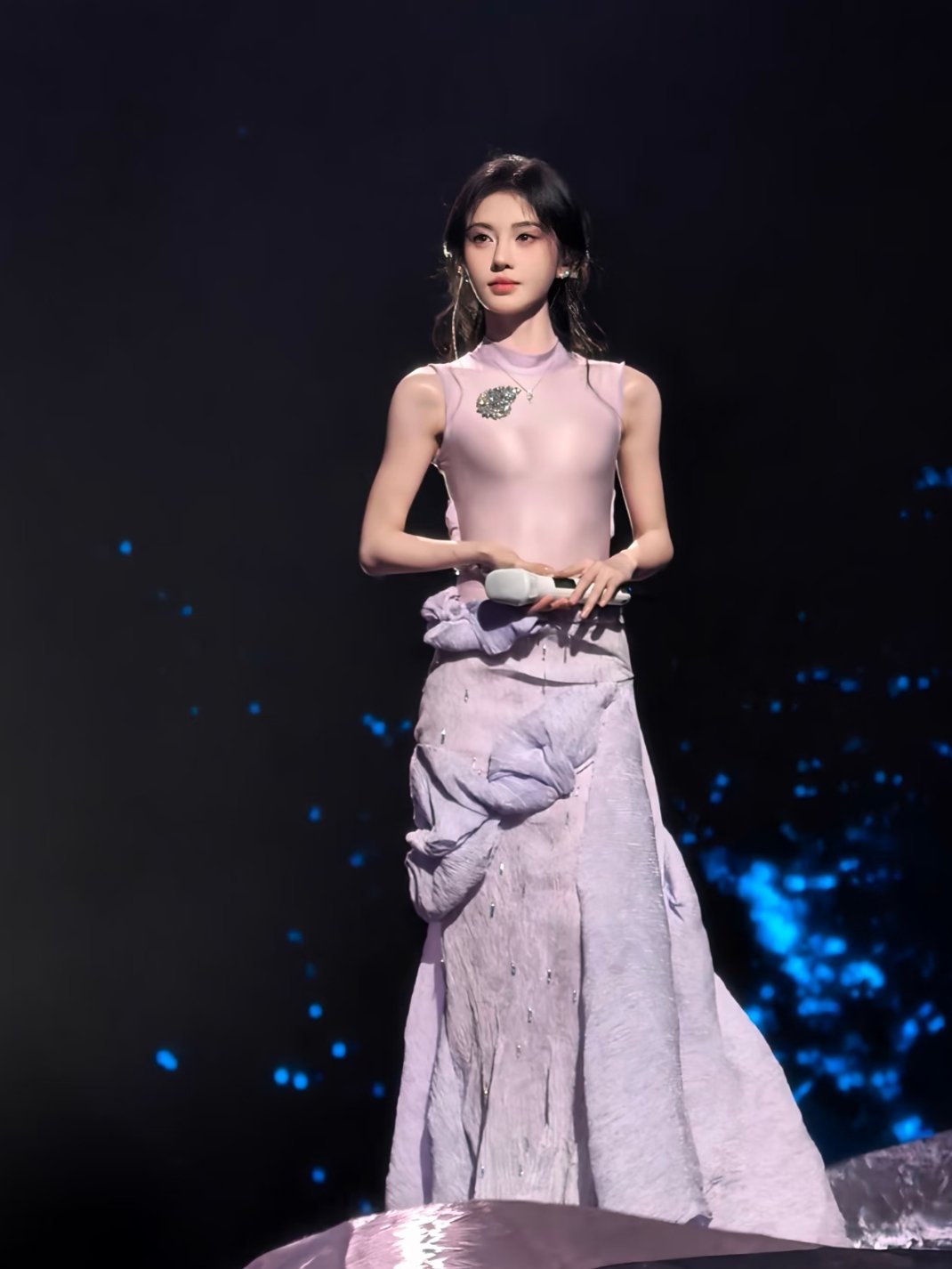 #鞠婧祎淋雨和粉丝饭撒# 

鞠婧祎丨王者荣耀共创之夜
一些生图合集 ​