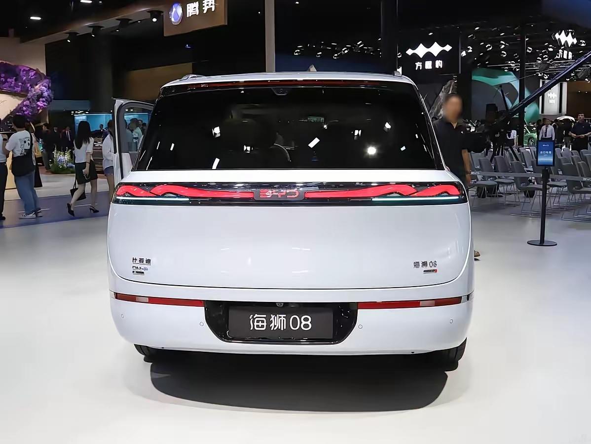 20多万的家用SUV，居然把空悬、后轮转向、900km续航全给配齐了？比亚迪这波是真的拼！
成都车展上，比亚迪海狮08火得不行，展台围满了人。一台车长5米1的中大型SUV，直接把高端车才有的配置打下来了：
✅ 800V闪充：充电5分钟，补能400公里