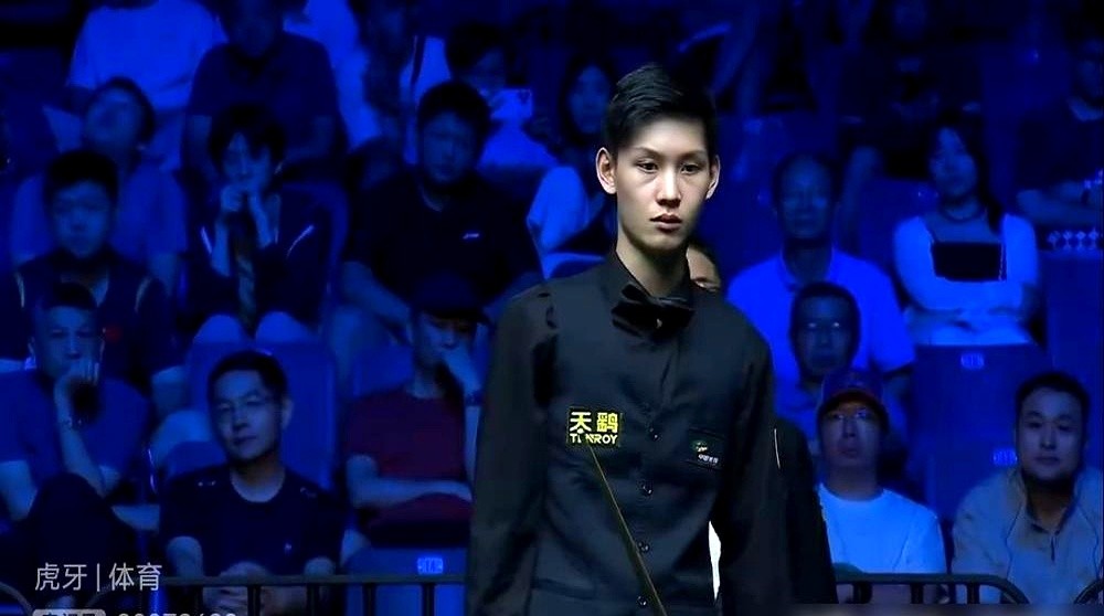 台桌上连下五城，肖国栋连眼皮都没抬一下。

5比0，他把老熟人王信伯送出了局。第三局杆起球落，单杆96分直接清台，没给对面留一丝喘息的缝隙。

场下是朋友，上场就是对手。另一边韦克林因为对手退赛直接躺进16强，肖国栋却在一杆一杆死磕。

打了十几年职业，他赛后擦着球杆说，这两年才算真弄明白怎么打球。