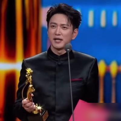 43岁拿飞天视帝，王仁君领奖台上全程脱稿，一句“不敢懈怠”把内娱的脸打肿了。
他演的是《浴血荣光》里的教员。颁奖礼上，礼服裤子紧得蹲不下，手机也没带。台上却逻辑清晰，引经据典，没有一句卡壳。
拿完奖第二天，央视、人民日报轮番发文。圈里人排队祝贺，赵丽颖喊他“二哥哥”，他回：“有劳六妹妹贺喜，此番