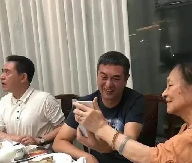 两个加起来快一百二十岁的老戏骨凑在苍蝇馆子喝酒，桌上随意搁着的烟却成了全网焦点。
没有助理前呼后拥，也没定什么高档私房菜包厢。陈宝国和张嘉益就这么大马金刀坐在小店里，穿得跟胡同口下棋的大爷没两样。
菜还没上齐，火机先啪嗒一声点上了。两人聊到兴奋处比划着手势，唾沫星子横飞，半点没有荧幕上那种沉着端