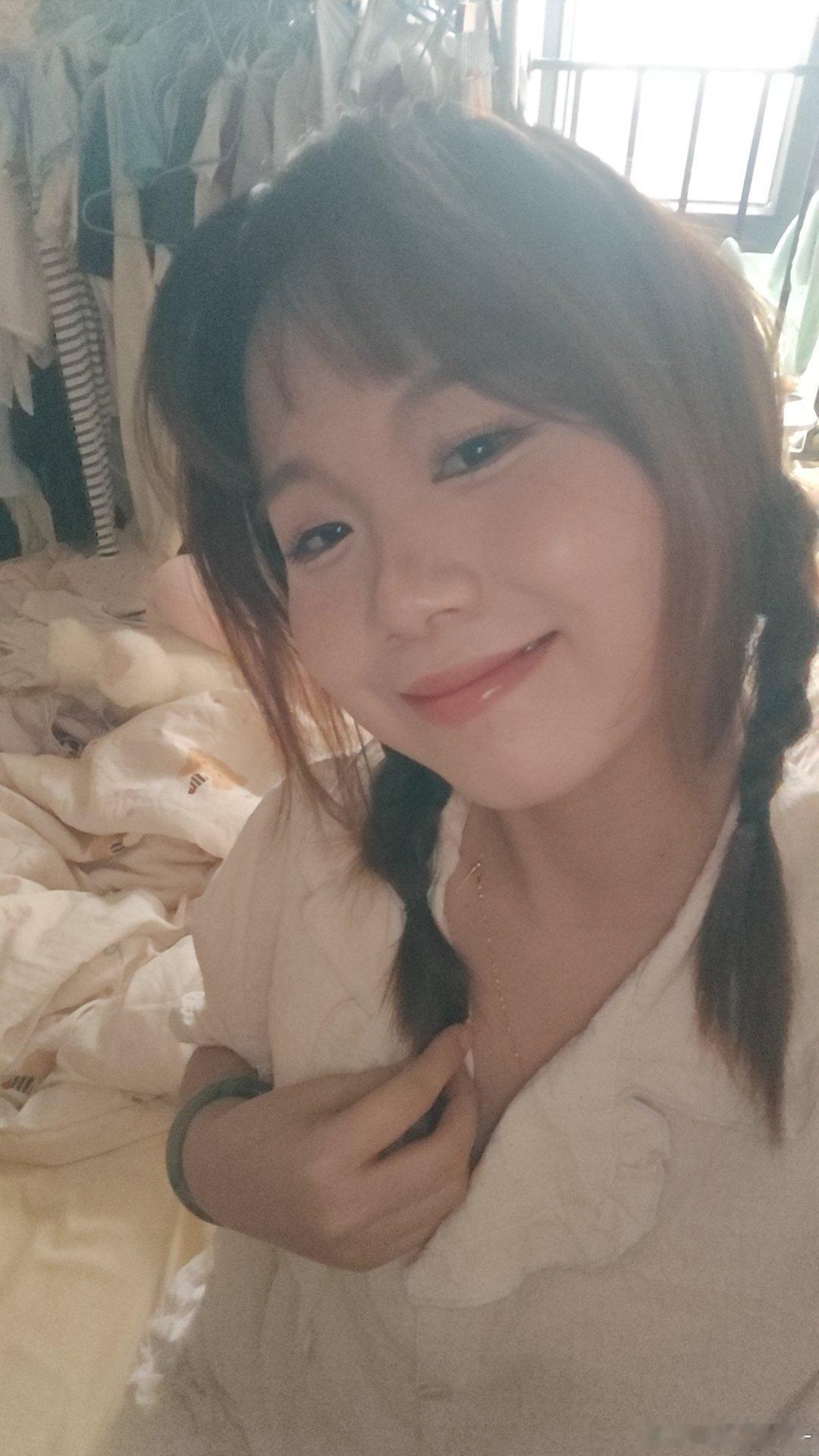 一觉醒来突然想画个妆了，刚上完大白，快递员就给我打电话，让我拿东西去南门退（一天中最不美妙的事情）
妆化完了，心情很美妙，吹个笛子，弹个吉他 ​
