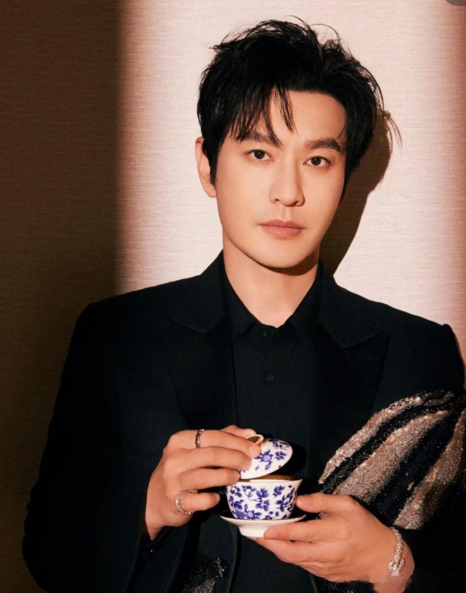 缘分案例

黄晓明

他的缘分是来自南海观音
他应该供养了观音
身上有一股磁场
一股佛道的气场
有旺人缘旺贵人 
有护着他的力量存在 
他和观音的缘分来自于元末
那个时候社会很动荡
他那个时候走投无路了
人也是比较正义的人
只不过朝代不好
颠沛流离的
饿瓢满地
那个时候因为战乱
躲进了一座庙里
他跪 ​