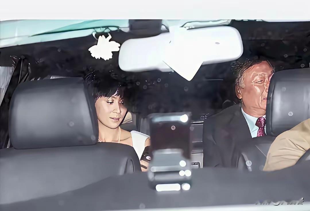 二零零七年，刘嘉玲与时任男友郭台铭，坐在在豪车中的一张留影。
郭台铭亲自驾驶豪车，带她拉风。