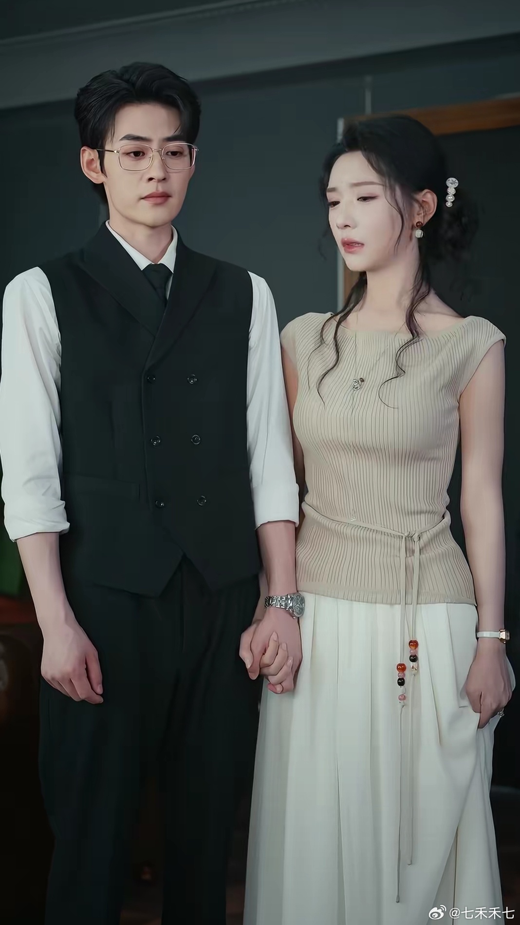 记录2026年看过的短剧之289《予你朝朝暮暮》
1️⃣主角：王星玮（顾临渊）➕王云云（苏知夏）
2️⃣推荐指数⭐⭐⭐
3️⃣推荐理由：破碎夫妻的寻爱之旅，得从20集往后看，前面忽略，离婚夫妻为了救儿女，进入虚拟世界，重走从相恋到成婚的记忆副本，家庭教育的部分挺好挺感人，男女主学生时代很甜 ​