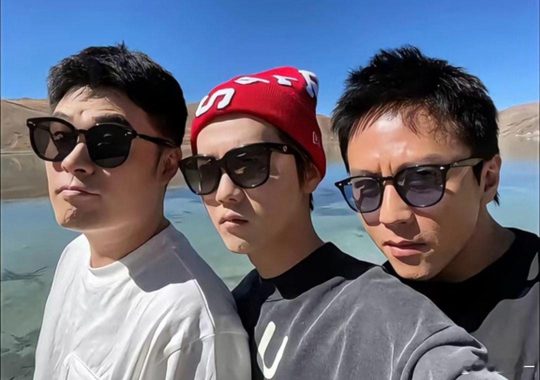 #陈赫直播怼鹿晗#
陈赫直播怼鹿晗事件

本质：老友玩笑互损，不是真吵架，切片剪辑制造热搜冲突感。

事件经过（10月12日晚直播）

鹿晗素颜戴毛线帽空降陈赫带货直播间，几个人围在一起吃杀猪菜闲聊：

1. 鹿晗先吐槽陈赫直播带货说话腔调很“夹”，还模仿带货语气拆台。

2. 陈赫开玩笑说福袋里是“ ​