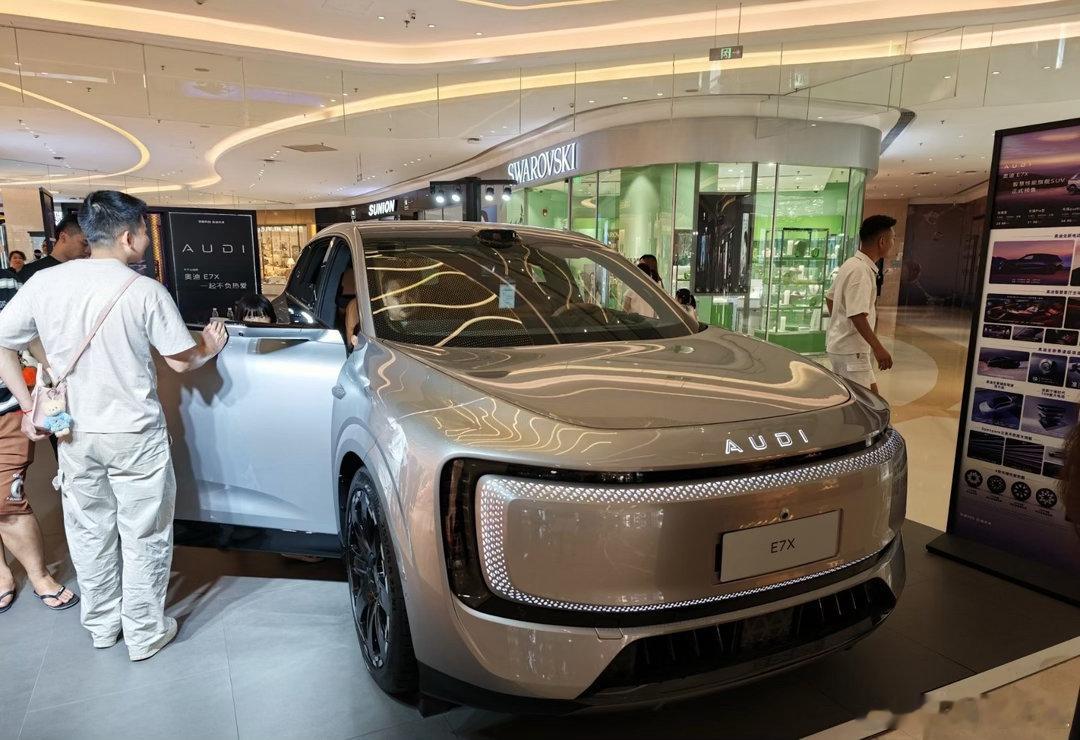 五十年河东，五十年河西。

专供国内的奥迪E5 Sportback，又返销德国了，终端售价达到59980欧元（约合人民币47.1万元），定位更高的奥迪E7X 起售价为72900欧元（约合人民币57.2万元）。

两款车在中国市场的起售价分别为20.59万和26.98万，这下真反向翻倍了。#奥迪# ​