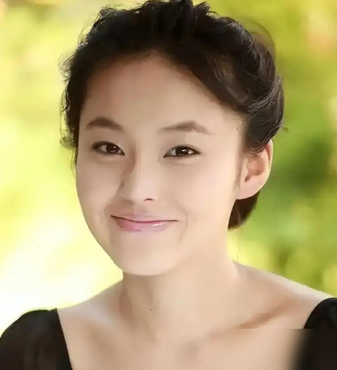 亲爹当年跑得影儿都没有，现在堵门口让张佳宁掏钱养她那个同父异母的弟弟。
她连门缝都没开。
翻开这姑娘的履历，全是硬账。09年《小姨多鹤》出道跑龙套，10年《媳妇的美好时代》混脸熟，之后《温州一家人》《如懿传》一路配角磨过来，直到《知否》里盛如兰泼辣出圈，再靠《一闪一闪亮星星》单扛黑马剧。没靠过谁