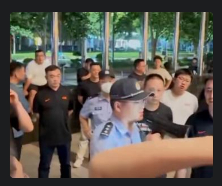 中超第26轮成都蓉城与河南0比0战平的这场焦点对决，实在是看得人发懵。
整场比赛蓉城连一脚射正都没捞着，硬生生将提前四轮夺冠的良机踢飞，赛后的热度反倒远超比赛本身。线下有人冲到客队球员下榻的酒店滋事，线上更是把攻击范围蔓延到球员家属，原本好好的争冠战，径直往闹剧的方向跑偏。
早前京沪大战里就有人对着