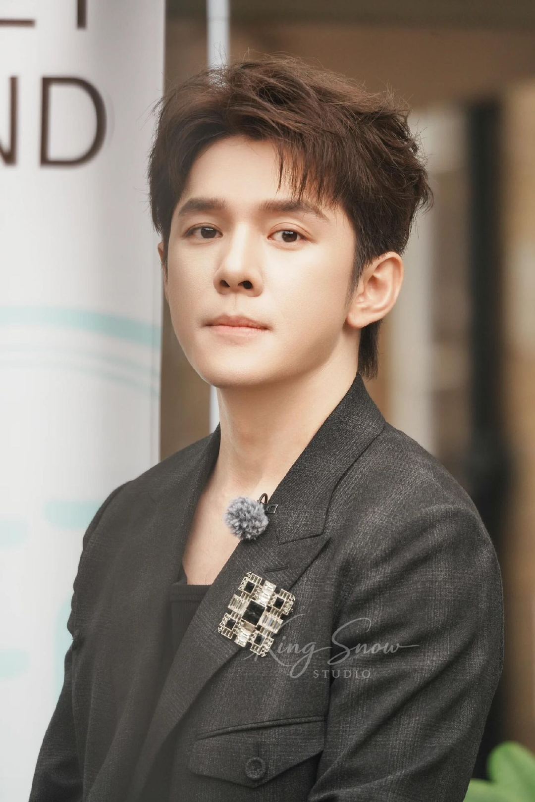 #李佳琦luke版给本人吓坏了# 直播间这段也太有综艺感了，李佳琦偶遇AI制作的Luke形象，表情管理下线，反复澄清这不是自己。 ​