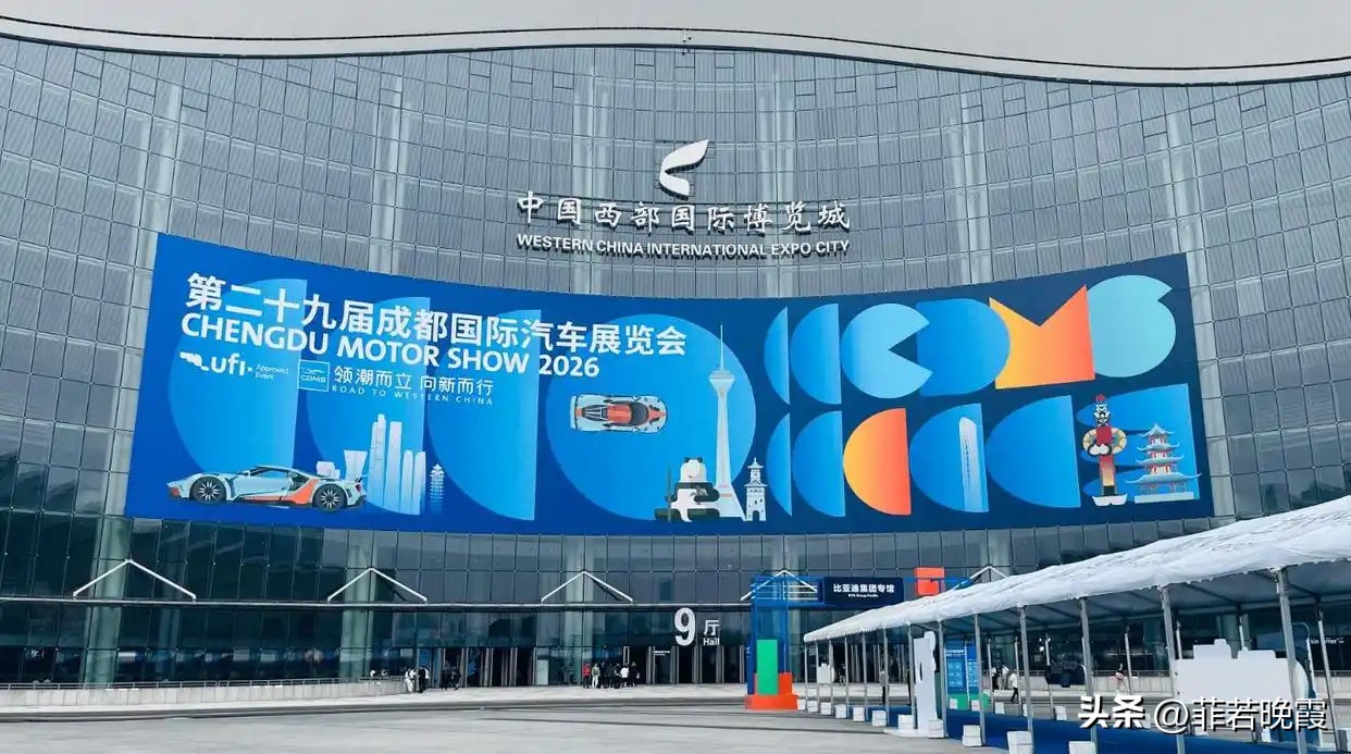 比亚迪大汉EV是这次车展上当之无愧的流量王…

这次车展比亚迪独占9号展馆，展馆前一直都围绕着很多媒体和爱车者，大汉EV尤为亮眼…新车预售价仅仅只需24.99万元起，不到30万就能入手D+级轿车，比亚迪诚意十足…

新车车身接近5米2，全系搭载第二代刀片电池，标配云辇-A双腔空气悬架、天神之眼B辅助