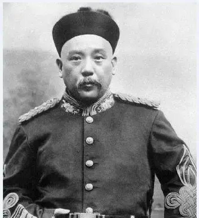 1916年6月6日凌晨，中南海居仁堂依旧灯火通明，病床上的袁世凯已经走到生命尽头。这个曾经把清王朝送进历史、又把自己推上皇帝位置的人，临终前还在安排身后局面。
段祺瑞站在病床前，接过那份写着三个人名的文书，指尖感受到纸张的凉意。他没有说话，只是点了下头，随即便转身离开居仁堂。
凌晨三时二十分，袁世凯