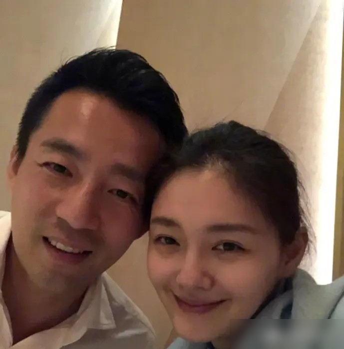 小S在节目里把公公许庆祥捧成小巨人，转头却被人说成撺掇大S硬刚张兰，这反差太扎眼了。
她上《康熙》聊自家公婆，从来都是逗趣媳妇的路数，靠自黑和玩笑把婆媳关系糊弄得体体面面。对老公许雅钧，更是把没火花的平淡期都能说成段子。怎么一到姐姐家的事，就成了别人嘴里拱火的那个？
一边把自己的婚姻经营得滴水不
