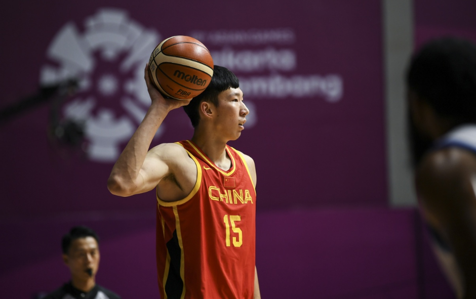 因为没参加夏训落选，你没看错，这就是郭士强不用周琦全部原因
你能想象吗？一个前国家队主力球员、CBA联赛顶级内线、曾被寄予厚望接班易建联的扛旗人，周琦没打上亚运会原因居然是没参加夏季训练导致。如果不是媒体人的爆料，恐怕球迷们想一年也想不出原因。

很多人质疑这个结论，并拿出余嘉豪作对比，余嘉豪也没参