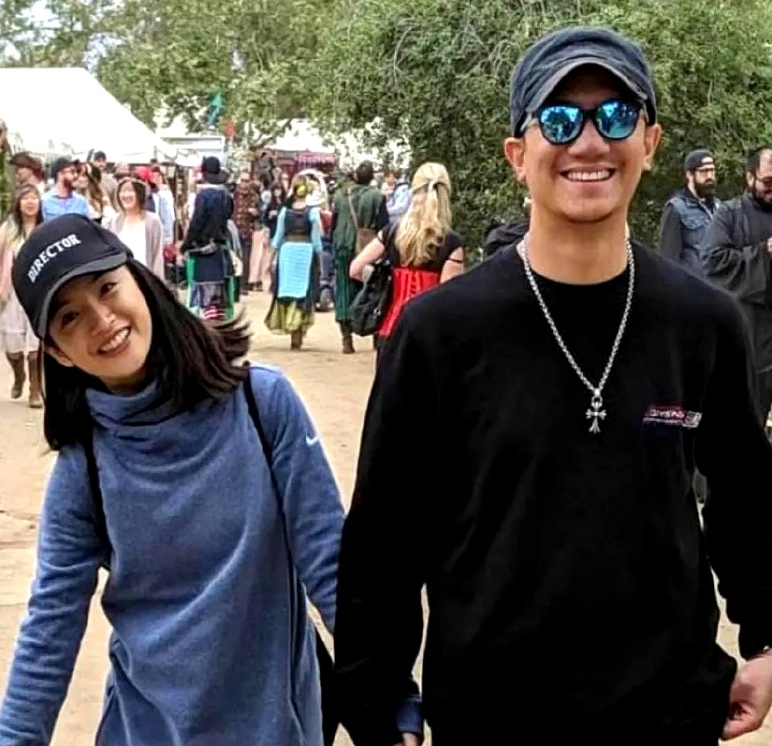“有了孩子之后，反倒格外珍惜独处的时间。”

王可问林依晨一个人住会不会觉得孤单，她给出了这个回答。现在她大部分时间都是自己生活，拍戏一个人住酒店，平时就在家带娃，睡觉也是一个人。

她老公长期在国外打理生意，一年见不了几回。

就连怀二胎的时候，丈夫也很少回国，直到快生产了才回来陪产。

现在她一
