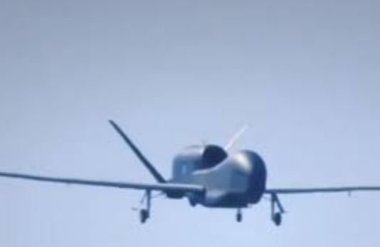 2026年9月15日，日本空自一架RQ-4B全球鹰无人机从青森县三泽基地起飞，在鸟取县公海执行情报搜集任务时突发故障。[玫瑰]

3分钟内通信彻底中断并从雷达消失，日方搜救后发现海面残骸与油污，确认该机坠海损毁，裸机单价1.7亿美元。

RQ-4B是美军战略级高空长航侦察机，翼展堪比波音737，可在
