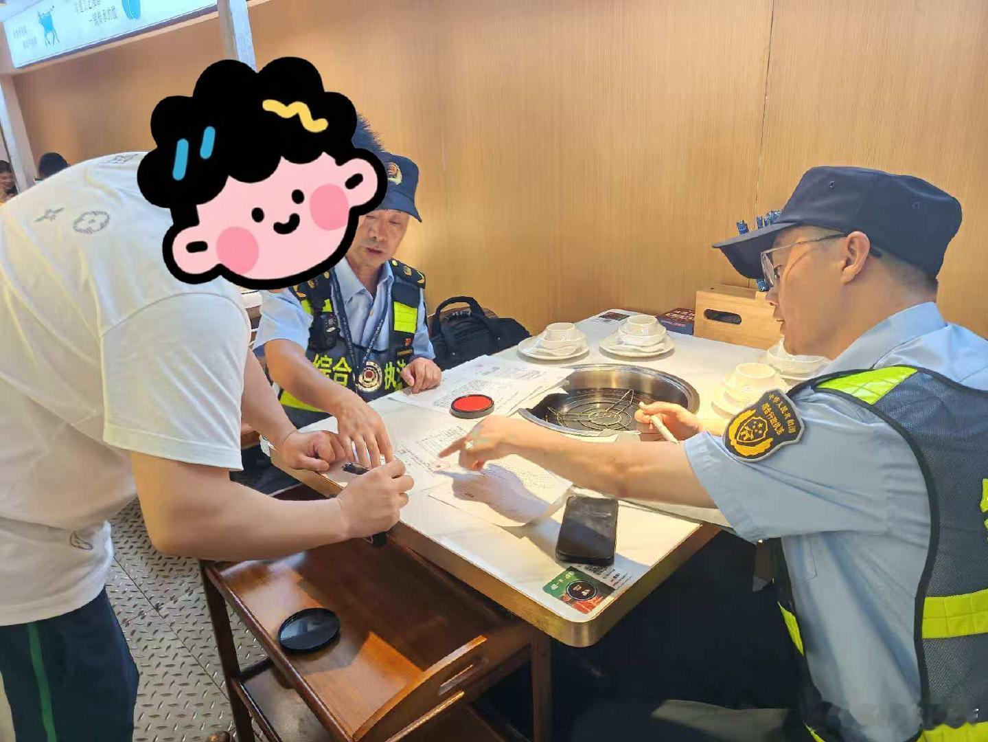 #浙就很杭州#【燃气管道勿堆物 安全防线不松懈】近日，西湖区综合行政执法局开展餐饮燃气安全专项检查。检查发现，部分商户在燃气管道周边堆放面粉、纸皮等杂物，存在安全风险。执法队员坚持“检查+宣传+整改”同步推进，向商户普及燃气安全知识及《城镇燃气管理条例》，督促商户当场清理杂物、完成整 ​