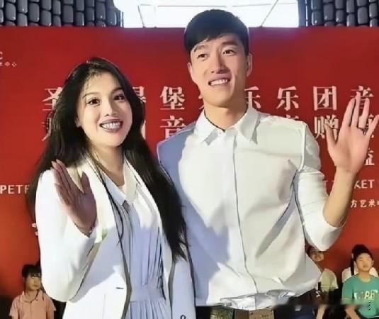 刘翔的前妻葛天又出来找存在感了。

全网都在关注刘翔和上海体育局的交锋，刘翔的前妻葛天突然跳出来表示很庆幸自己没有和刘翔生孩子。

听闻此言网友笑喷了，应该说“幸好”的是刘翔吧。

幸好刘翔离婚离得快，要不被这样的女人缠上那才是真正的糟心。