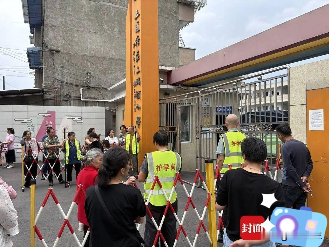 整改通知下来还不到24小时，这所小学门口站岗的4个人，全是爷爷奶奶，最大的67岁。

9月18日下午，记者去了这所小学。校门两侧，4位老人穿着护学岗马甲，手里拿器械。

其中两位头一回站，只知道儿女喊来站一下，等孙儿放学就能走。可孙儿走了也不能马上走，得等学生散尽。

站得最勤的是67岁的张先生，第