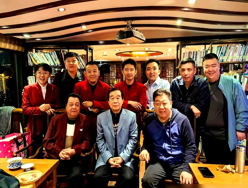 李金斗组的酒局上，主位空着，刘俊杰坐左边，右边坐的居然是贾旭明。

按相声界死规矩，贾旭明本来得坐孙子辈的末席，可他偏偏坐到了右边。

规矩大不过真本事。贾旭明2009年拜李立山，师承高元钧门里，辈分确实不低，但真正让他坐稳座次的，是2015年元宵晚会那出《缺啥别缺德》，自创作品，怪里带坏、句句扎人