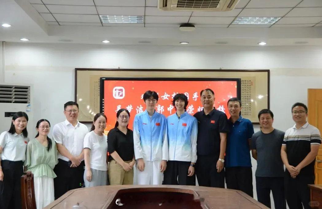 女排亚运会冠军成员吴梦洁和郭中楠9月27日回到母校南通市田家炳初级中学参加欢庆活动，校长王丽和师生代表参加了欢庆仪式。
（新发型不错哦，这回看看像谁？[嘻嘻]）
#中国女排[超话]# ​