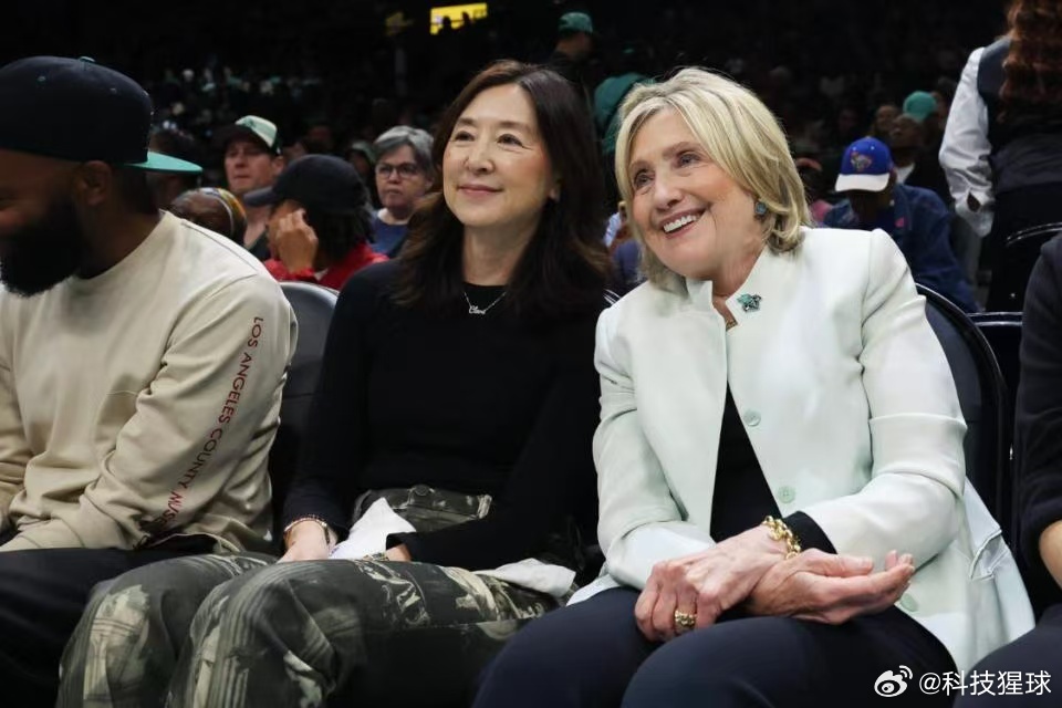 【—— 前美国国务卿希拉里·克林顿。  镜头之中希拉里落座于纽约自由人...