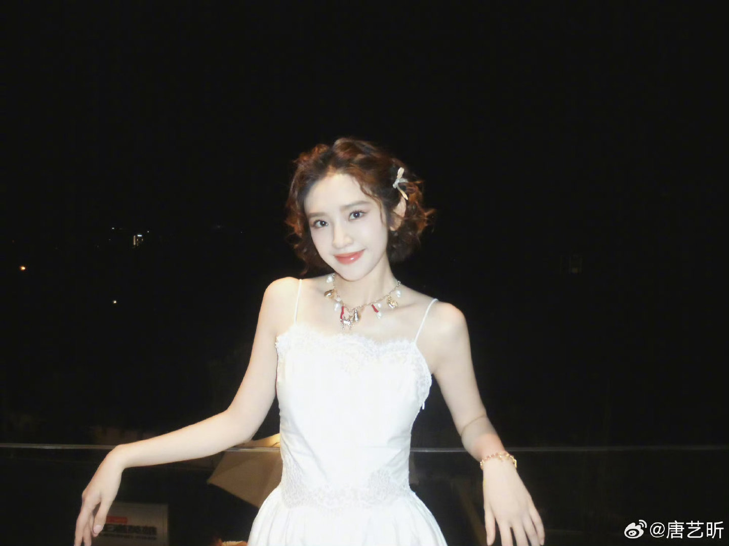 救命，唐艺昕怎么连夜里都这么白，配上甜甜的笑容，真的自带柔光。 ​