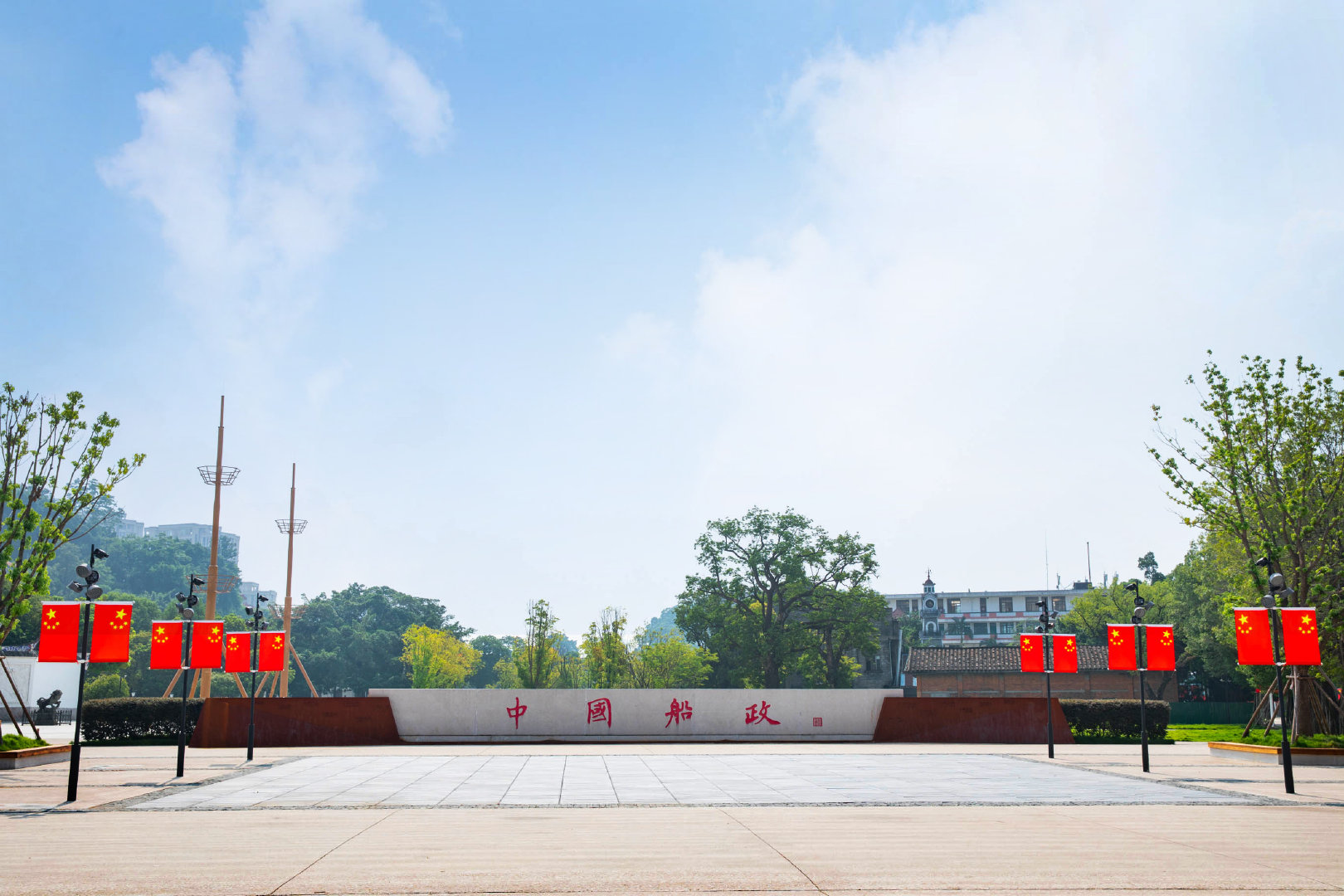 #福州满城中国红#
一眼沦陷！福州全城挂满五星红旗。开吉利星瑞L PLUS一路前行，看闽江两岸红浪翻涌，国产座驾相伴，拍下画面，为祖国送上祝福。#我和国旗合个影##为祖国庆生# ​
