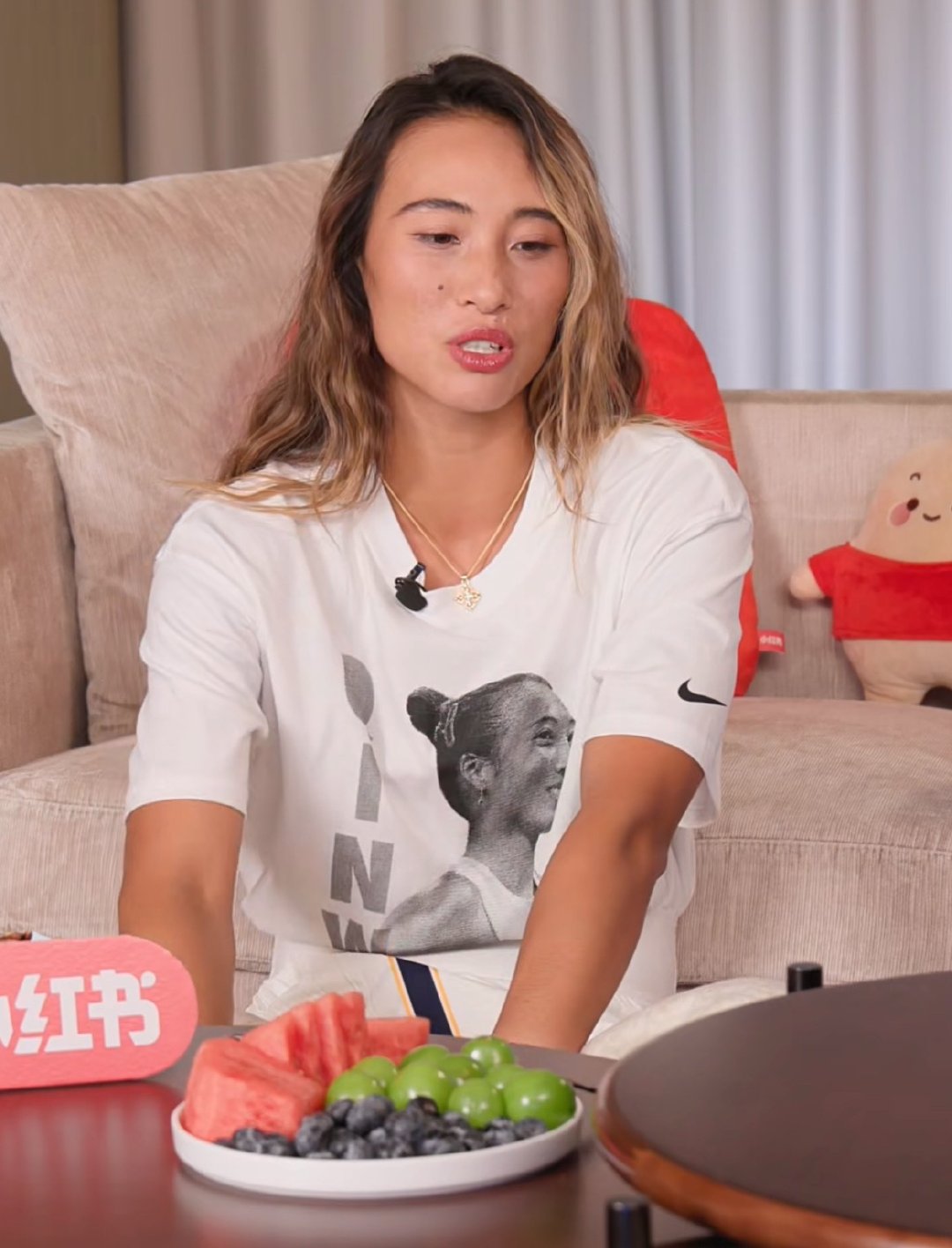 主持人问郑钦文会不会把成为GOAT定为目标，小郑回答说：

“如果成为GOAT（历史最佳球员）我会觉得非常不可思议，但我不会想的那么远。很多GOAT一开始也不会说我将来要成为传奇，而是一分一分打，才会意识到自己有成为GOAT的机会。” ​