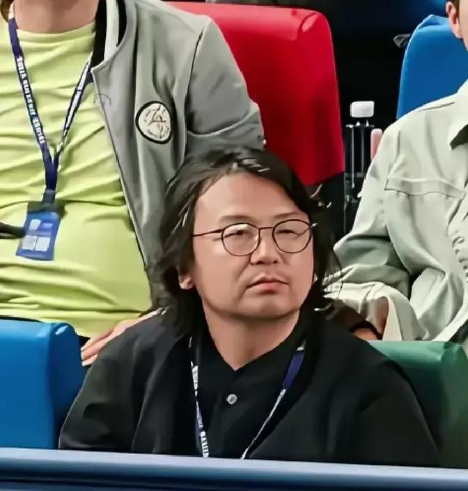 雷佳音留着一头长卷发坐在网球看台上的生图传出来，不少人第一反应竟然是：这哥们儿怎么突然“糊”成了这副大叔样？
胡子拉碴，眼神放空，跟前几年在大银幕上连轴转的状态判若两人。
很多人张口就来，说他肯定是资源断崖、金主不捧了。毕竟看看隔壁同年龄段的于和伟、郭京飞，戏一部接着一部在播，雷佳音这两年的动静