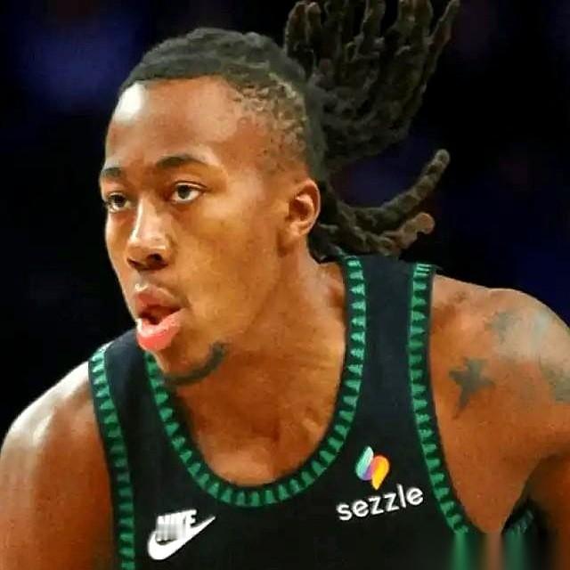 第四场比赛，森林狼的当家球星爱德华兹捂着腿倒下，一瘸一拐地离场。不到两...