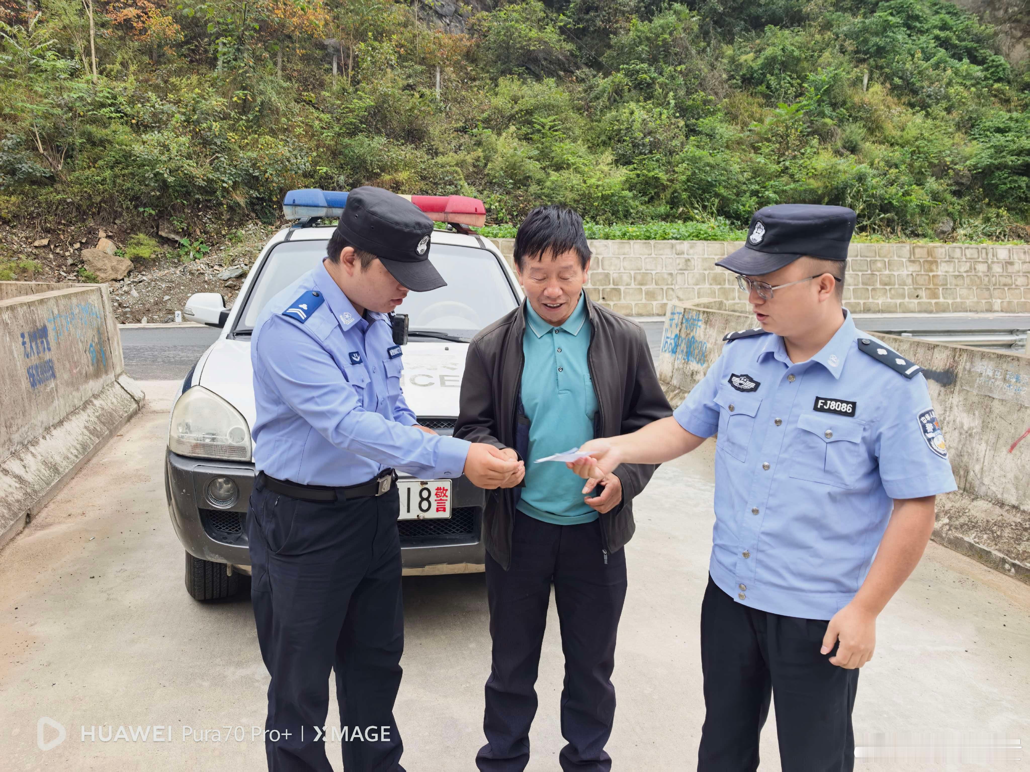 #陕西治安# 【暖心送证上门，解民燃眉之急】群众有急需，警暖解民忧！近日，商洛柞水红岩寺派出所在日常户籍工作中，秉持便民利民服务理念，主动开展上门送证暖心服务，切实解决群众急难愁盼问题。辖区群众此前办理居民身份证，因近期急需外出办事、出行务工，迟迟未领取证件，面临证件短缺、出行受阻 ​