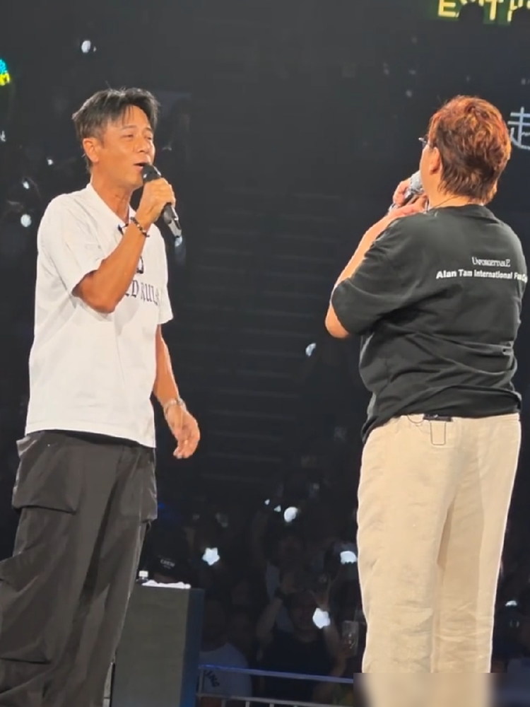 没请嘉宾，却硬把台下的李克勤拽上来唱到哽咽。
谭咏麟这场演唱会，原本压根没打算请人。多加个人，全场音响、乐器全得重新调，太折腾。结果李克勤不管这些，硬是跑到了现场支持。
老友相见，哪管什么流程，谭校长直接一把将他拉上台。两人一首《朋友》，炸出23年左麟右李的交情，李克勤唱着唱着当场红了眼。
镜