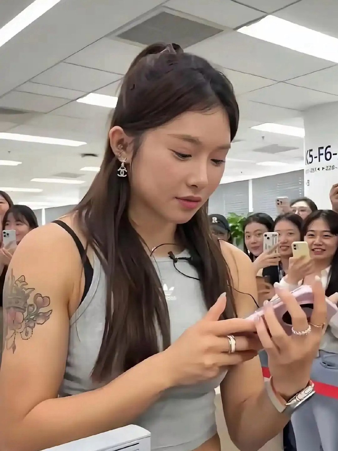 吴艳妮现实这么壮吗？颠覆了我对她的认知。 ​