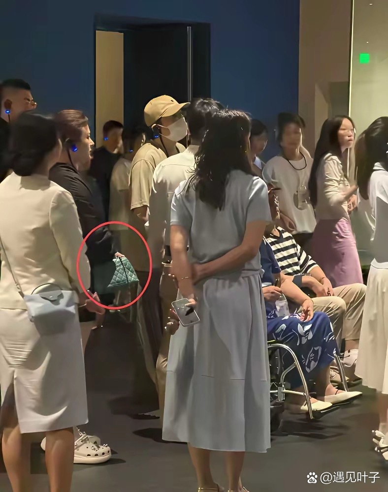 沈腾带全家逛三星堆，全程给父母推轮椅、弯腰讲解，转头一看，妻子王琦拎着个皱巴巴的包跟在后面，俩人愣是没说几句话。
那包被网友扒出来，不是什么大牌新款，就是个普通帆布袋，拎法随意得像刚买完菜。有人笑她麻袋拎法，有人心疼她太朴素。
可你再细看，沈腾推轮椅的手没停过，父母腿脚不便，他全程 ​
