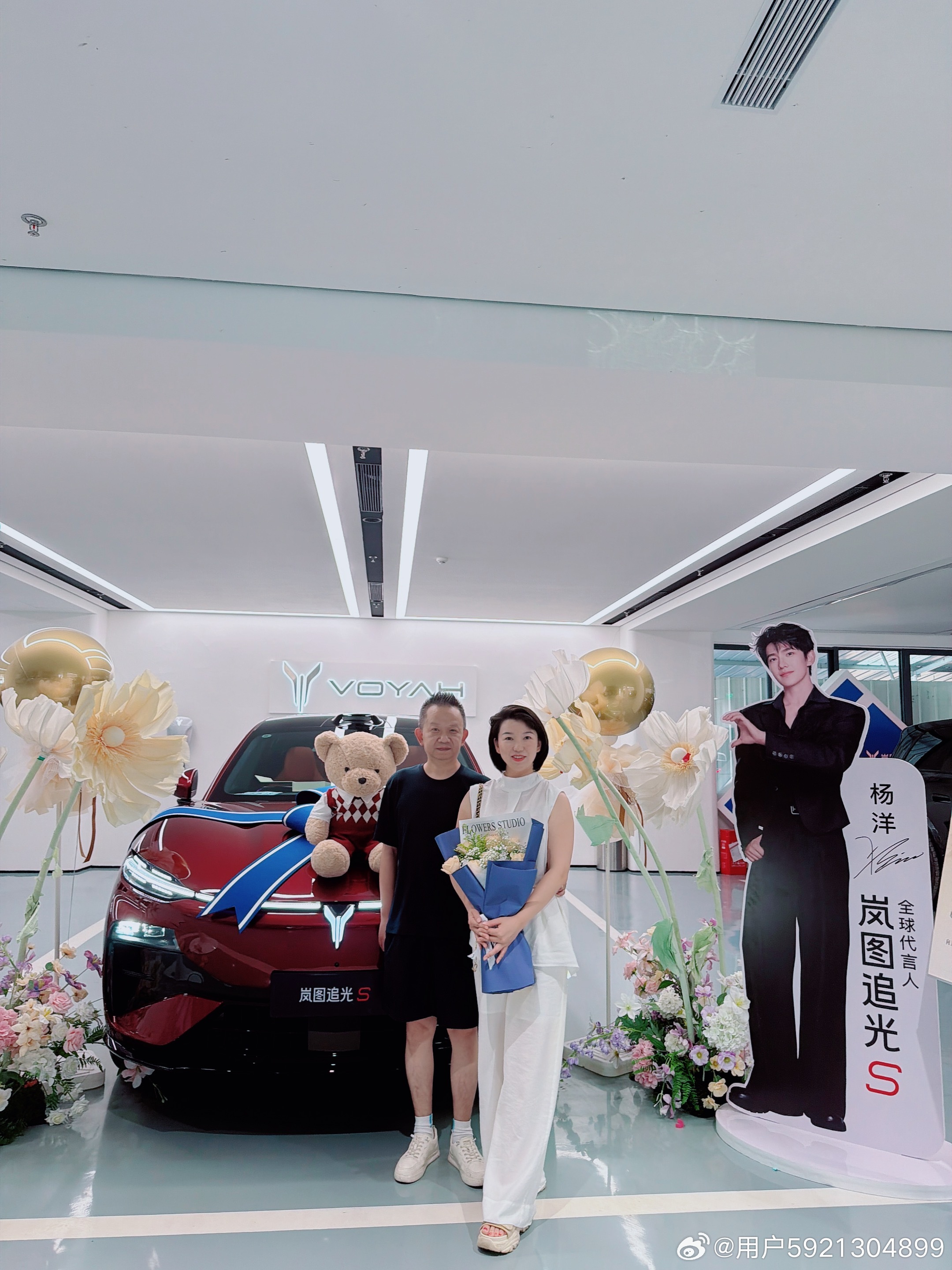 🎉喜提爱车｜岚图追光S，奔赴新旅程今日在重庆金菱车世界集中交付中心，顺利完成交付，正式接回我的岚图追光S。
整场集中交付流程井然有序，工作人员全程耐心贴心，手续办理高效省心，细致讲解车辆各项功能、车机系统使用要点，每一处服务都让人十分舒心，由衷满意本次交付体验。
初见实车便心动不已 ​