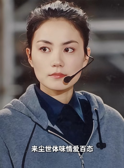 王菲笃信佛教，原来是“家学渊源”！
	
网友在九华山偶遇了一位师太，法号“印开”。据介绍，她是王菲的亲姨妈，王菲和哥哥王戈，自小都是被这位姨妈一手带大。
	
王菲的妈妈名叫夏桂影，原北京煤矿文工团女高音歌唱家，1998年去世。
	
姨妈名叫王开岭，原在水利局工作，与丈夫育有一儿一女。大约四十多岁时，她的丈夫猝然离世，给她造成了巨大打击 。在安顿好年幼的孩子后，她辞职前往九华山，一眼看中金刚茅蓬，决定在此落发为尼......
	
2011年，王菲曾专程前往九华山探望姨妈，并为寺庙捐赠了一口大钟及用于修缮的款项，网传高达500万。
	
那口大钟上原本刻有王菲和李亚鹏的名字，两个人离婚后，李亚鹏的名字被抹去。
	
据印开师太透露，目前她也没有王菲的联系方式，两人已经数年没有联系。
	
外界推测猜测王菲与姨妈断联，可能与王菲的哥哥王弋有关。王弋晚年曾住在金刚茅蓬，并在那里离世——九华山对王菲而言，可能承载了太多不好的回忆和伤痛。
#王菲