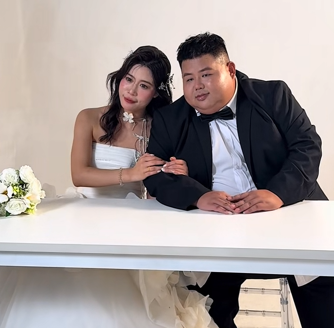 河北“大胃王”良子真要结婚了！
携女儿与女友娟拍一家三口合照，侧面照看不出任何肥