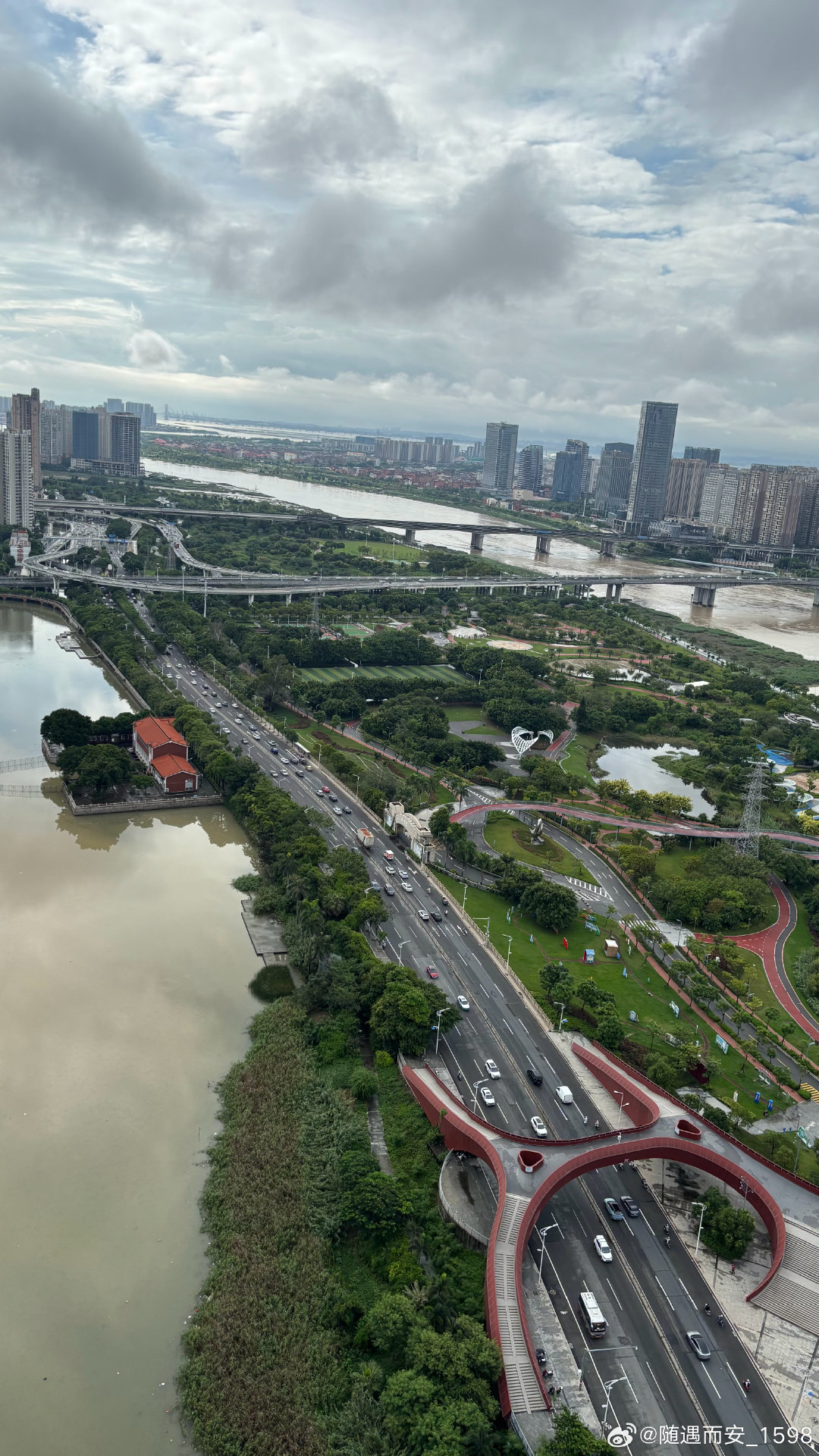 泉州：台风天，网上有人说“泉州发布停课把台风镇住了”，早上的天气，无雨、太阳🌞出来了，晋江两岸风平浪静。  ​