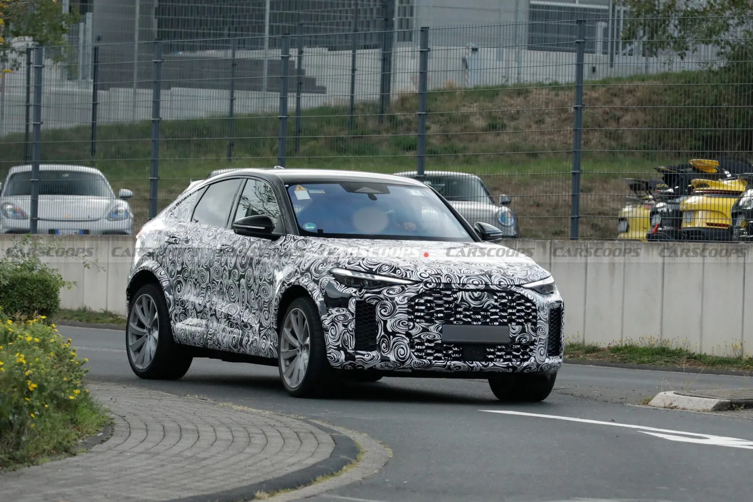 奥迪RS Q5 Sportback首次曝光，外观相比SQ5进一步战斗化：加高格栅、加宽轮拱、车尾配备大尺寸椭圆双边排气，去掉装饰假风口

动力部分大概率采用RS5的2.9T V6插混系统，综合639马力，峰值扭矩825N·m，零百3.6秒，电池25.9kWh，纯电续航84km
（via：carscoops）
#奥迪[超话]##奥迪rsq5sportback# ​