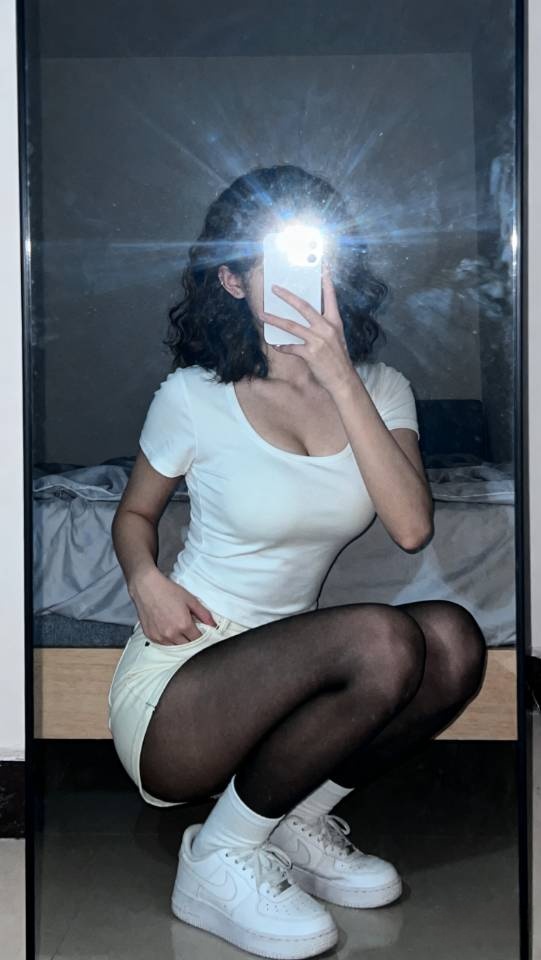 夜晚自拍，白色T恤配黑色丝袜真是绝了！就像HeeSol小姐姐，白T搭牛...