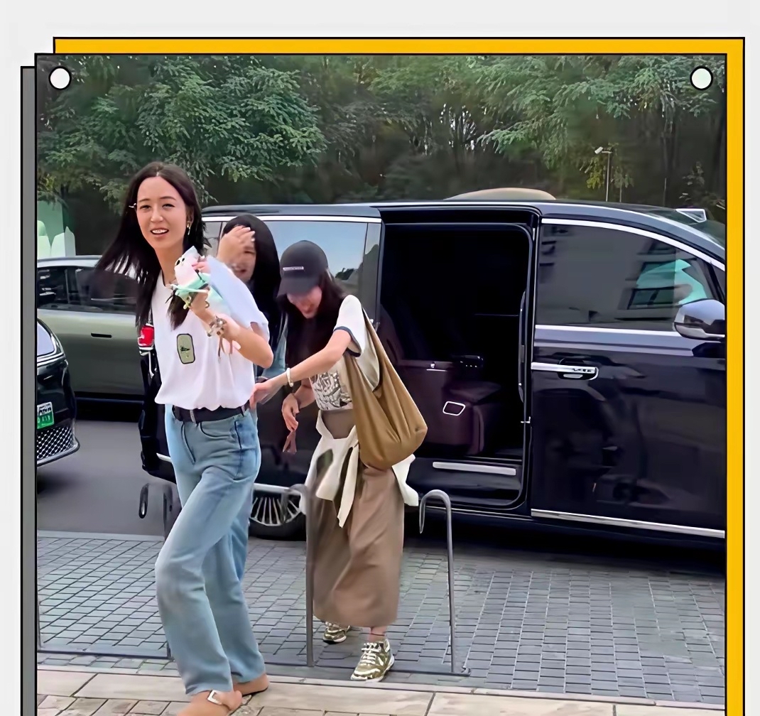 佟丽娅：阿那亚这风真舒服，格子衬衫配短裤，凉快。

董璇：好看，棒球帽再压低点，别让人认出来。

高露：认出来也没事，咱仨喝咖啡又不赶通告。

佟丽娅：璇姐你那杯啥呀，看着像咖啡牛奶。

董璇：燕麦的，给你点的是冰美式，少喝点凉的。

高露：丫丫胃不好你还给她点冰的？

佟丽娅：没事，我喝一口拍张照
