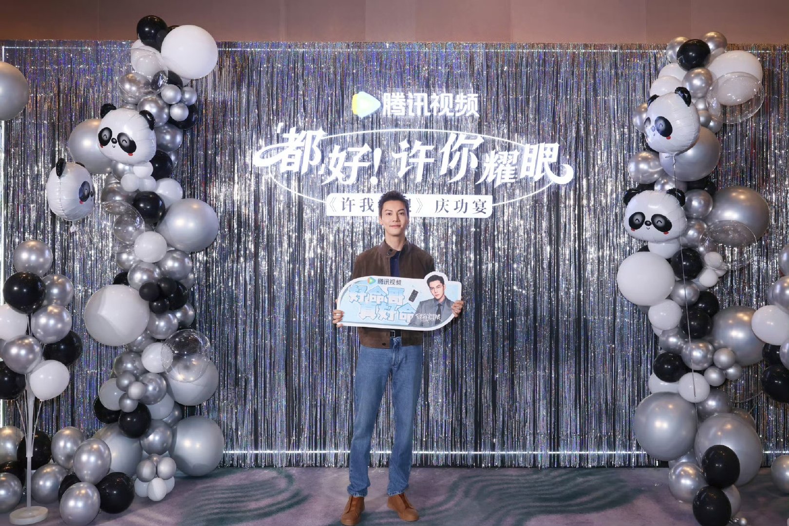 所以今天九门剧组晚上真的庆功宴的话，那就欢迎庆祝我们陈伟霆成为三平台年冠爆剧男主了[流鼻血][流鼻血][流鼻血]

#陈伟霆张启山# cwt#陈伟霆三平台三爆剧三庆功宴# ​