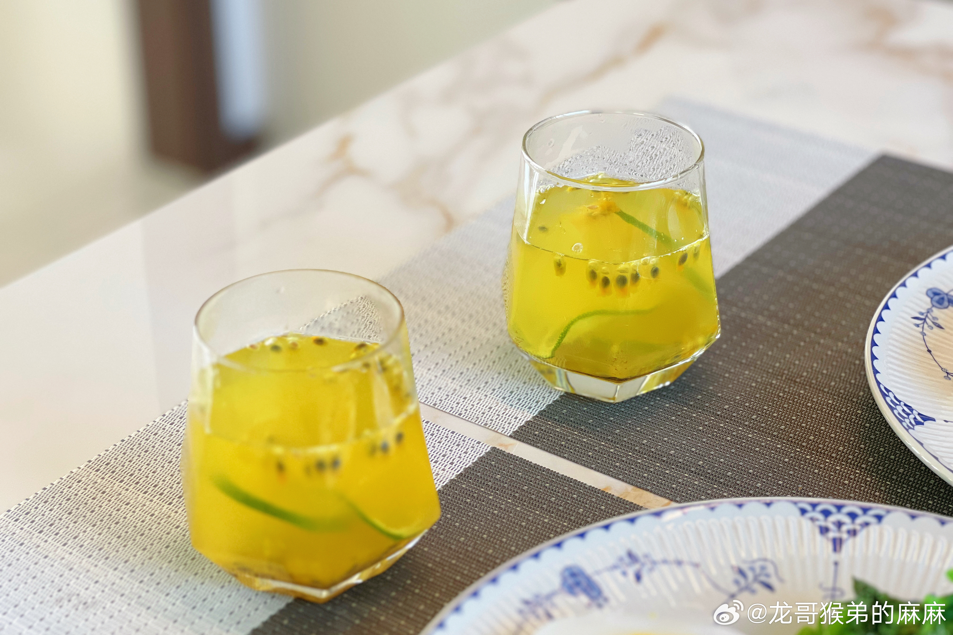 早餐煮鹅蛋、烤枣肠、白灼小青菜、百香果柠檬水、油桃。早安～ ​​​