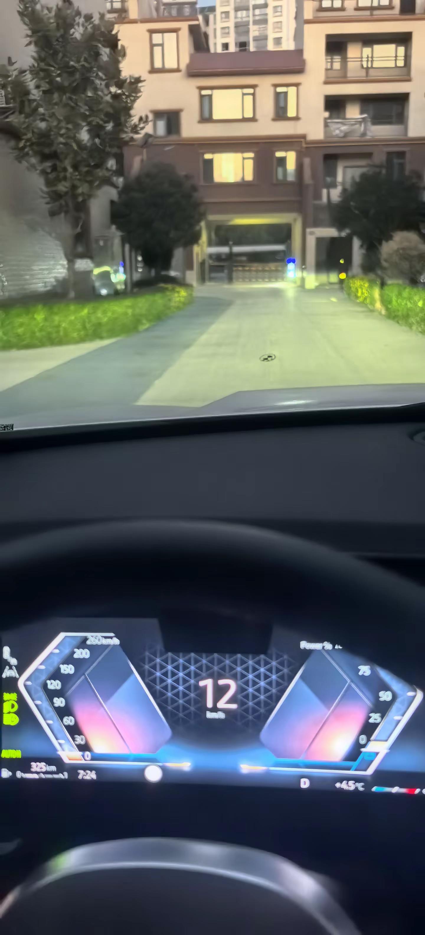 记录一个人上路开车愿我既有紧握方向盘的自由，也有坐副驾驶的快乐……